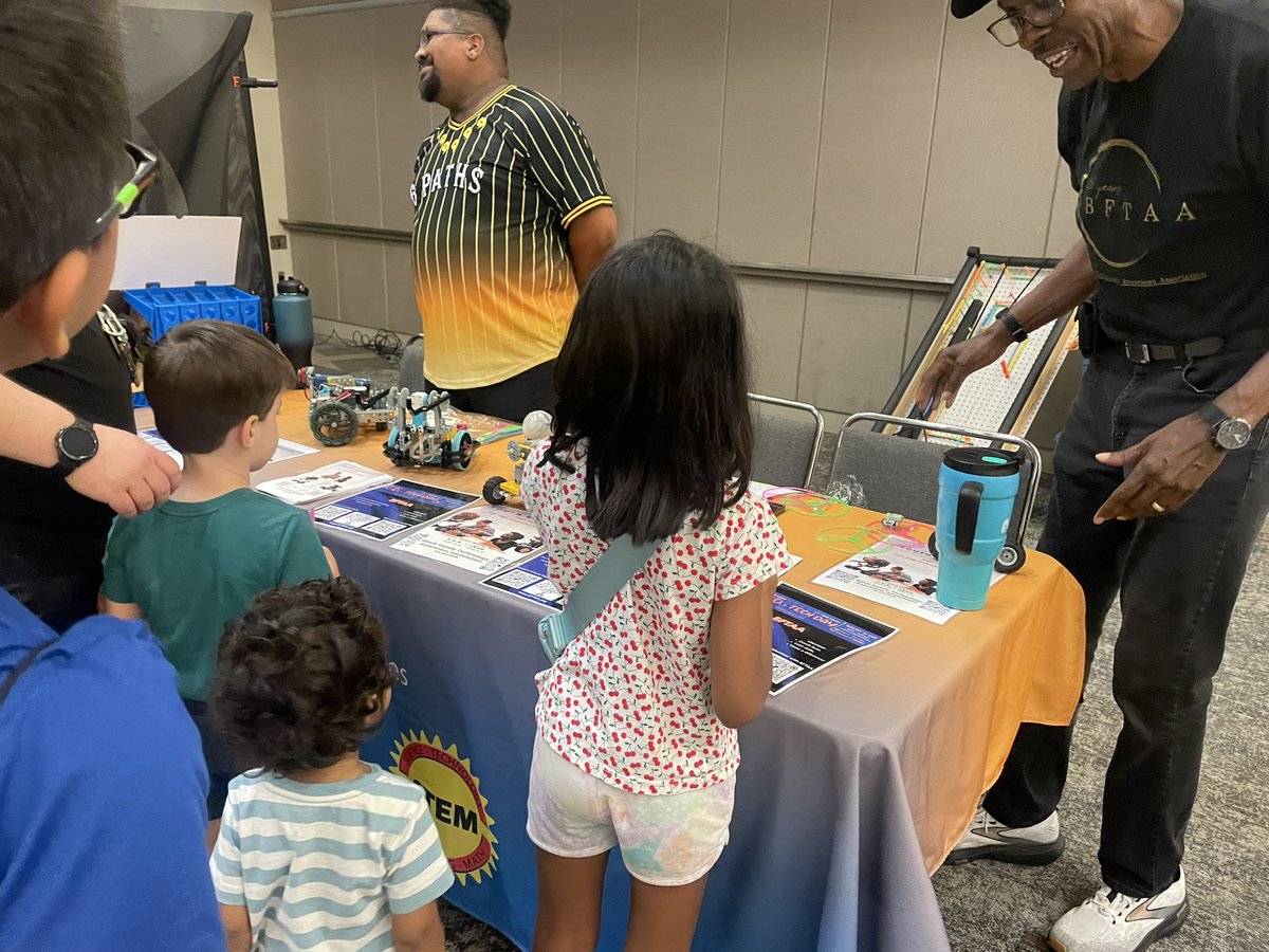 AdhithiRavi's tweet image. So much fun at Kids Conf today post @kc_dc for the kids 😀

Thank you @wecodekc for putting this up! 

#kcdc2025