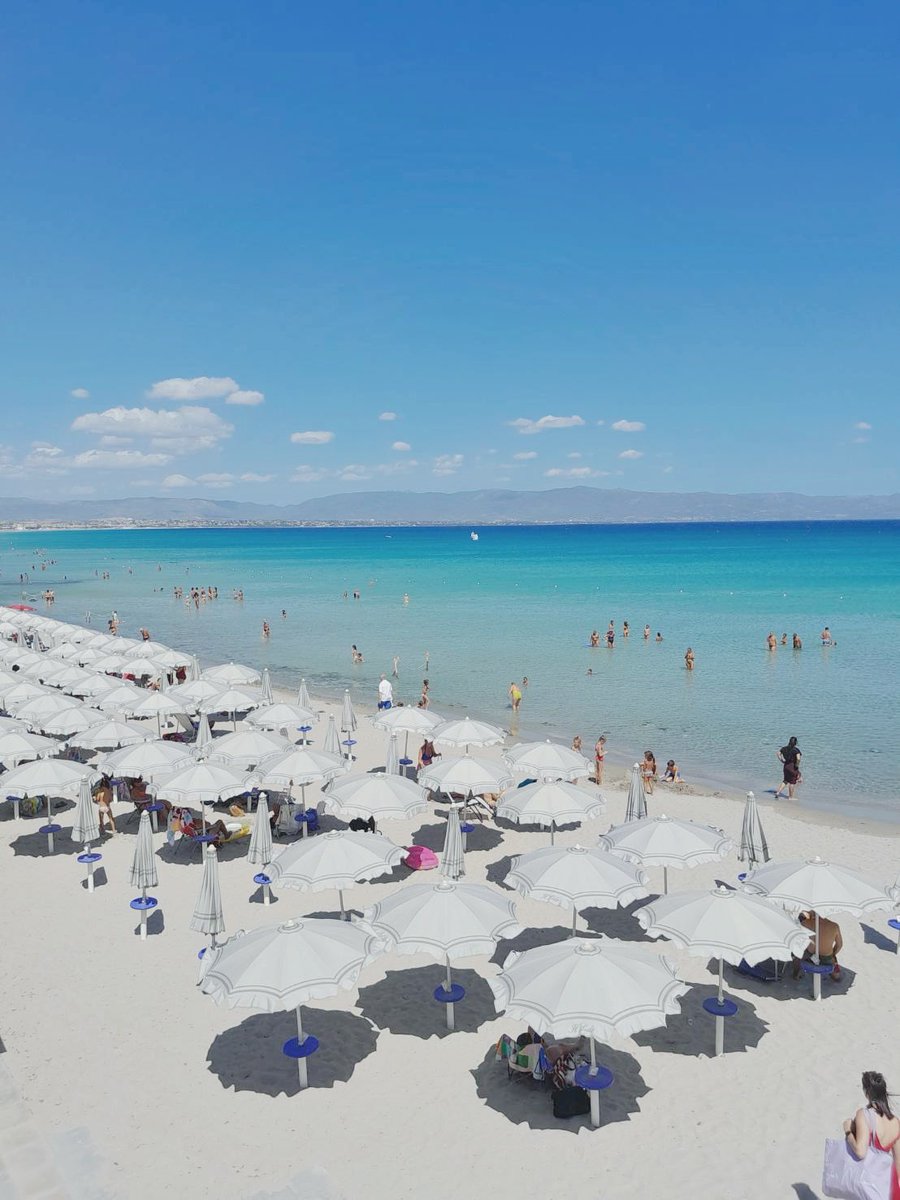 cyan5757's tweet photo. ここ数年母は毎年イタリアで夏を過ごしていて、毎日この海で泳いでいる
いつも優雅なバカンスの写真が送られてくるけど娘の私はお盆も仕事なので悔し涙を流しながら働いている https://t.co/N2XxyHxzJH