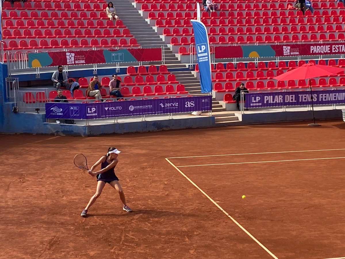 Tenisports's tweet photo. 🎾 Carla Markus juega su final ante la chilena Vergara en el W15 de Santiago de Chile 🇨🇱 
Set iguales: 2-6, 6-4...

📸 Gentileza @ConyCaamano https://t.co/kClm8e5cgt