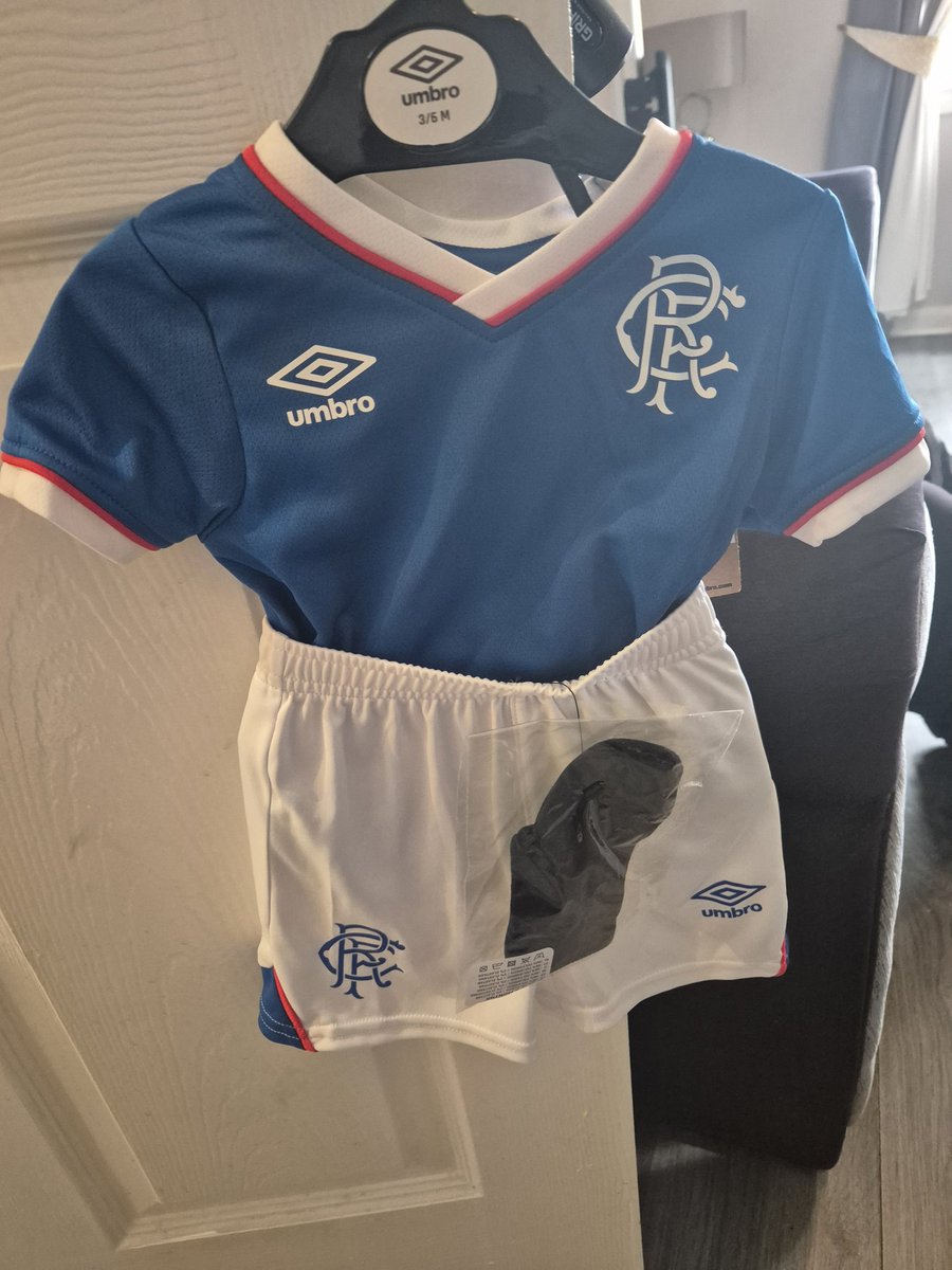 NicoleM_83's tweet photo. How bloody cute 🥰 lovely wee day in town shopping for the new arrival 👶👣 #grantobe #firstgrandchild #babyboy @RangersFC https://t.co/3JPZHeK4EM