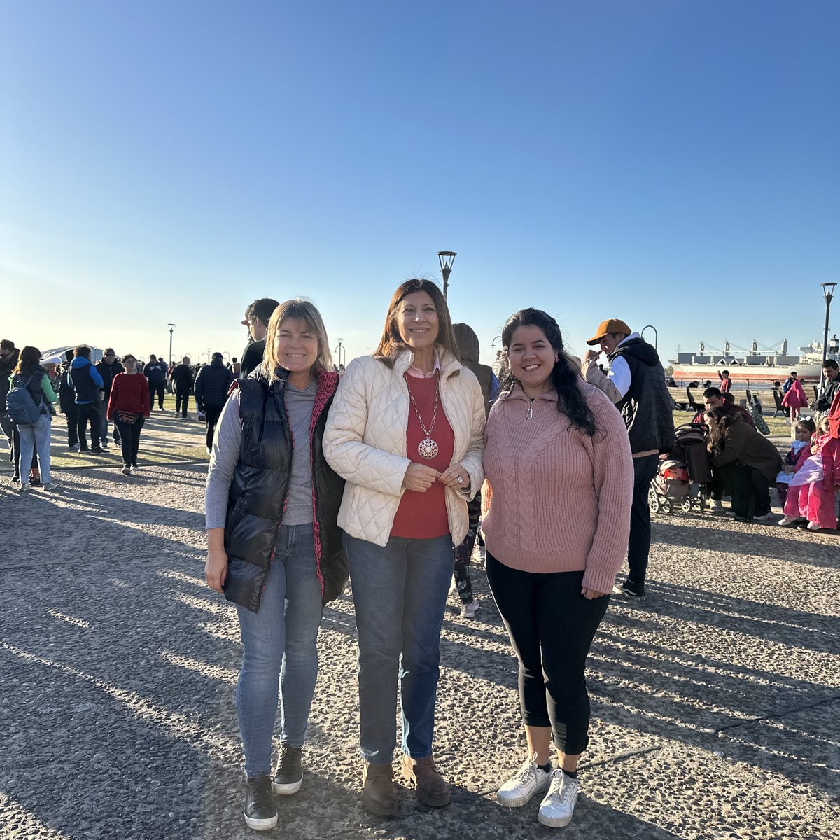 Día de espacios públicos en Rosario🫶

Con <a href="/VeroIrizar/">Vero Irizar</a> recorrimos el Festival de las infancias organizado por Mamarosarienne y la <a href="/LaUsinaSocial/">La Usina Social</a> . Feria, juegos y talleres para los más pequeños! 

También pasamos por la #CrackBangBoom. La Convención Internacional de Historietas