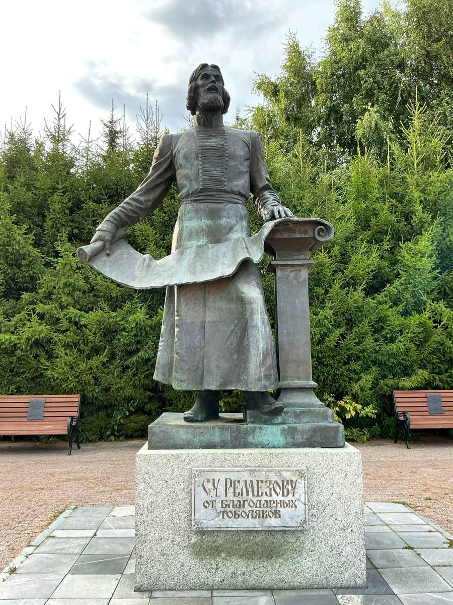 Тобольский Кремль, единственный за Уралом. Построен под руководством Семена Ремезова — местного Леонардо да Винчи, который и карты составлял, и архитектуру изучал. Многое здесь не изменилось со времен Прокудина-Горского и его снимков.