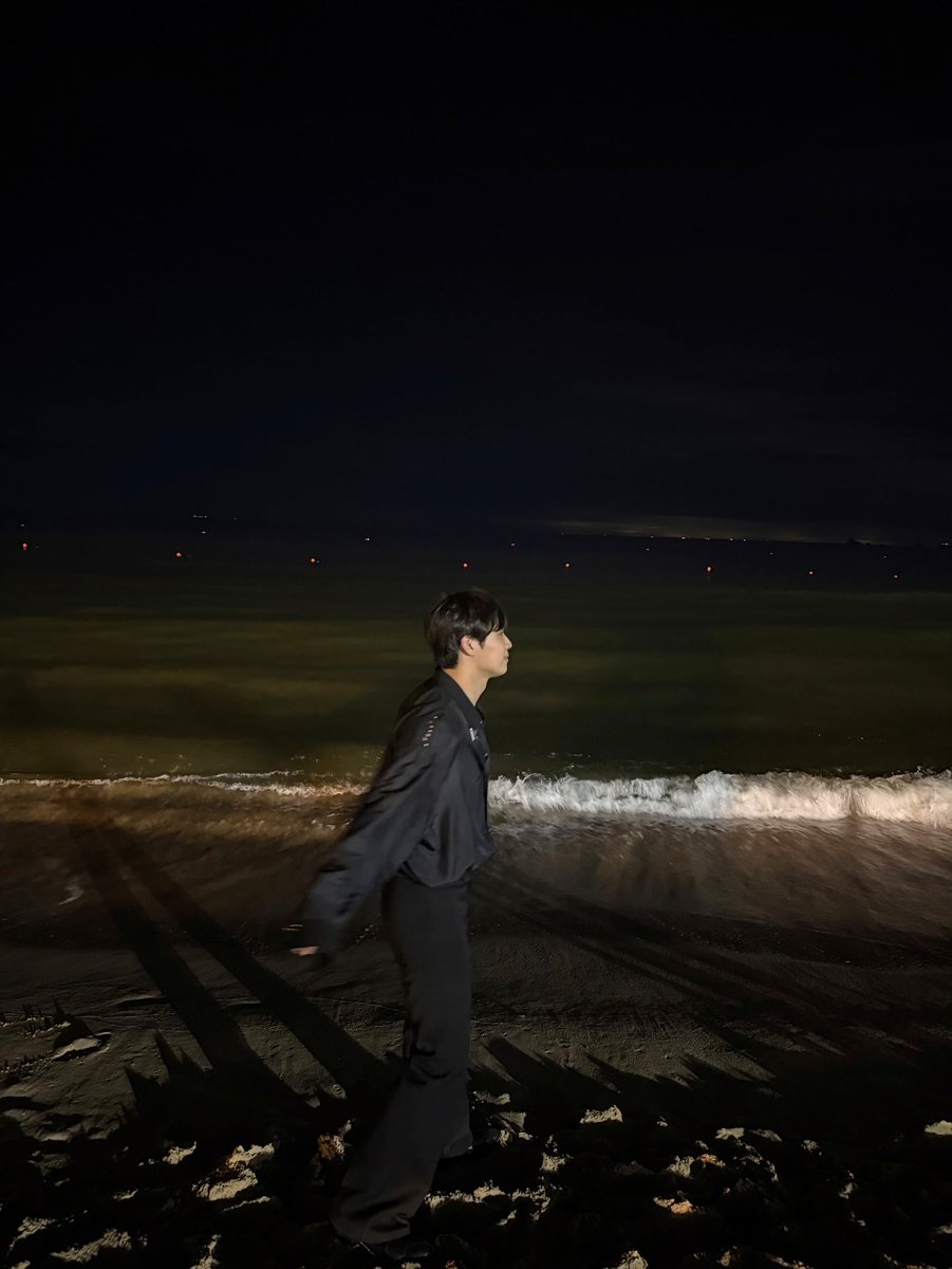 Sikbear37's tweet photo. Imagining the boys in a great mood.. enjoying the night breeze โบ๏ธ๐
#์ํ์ #LIMHYUNSIK #๋นํฌ๋น #BTOB #Zzinmo #KIOFF #TYMATDS https://t.co/pjCYNhH11c