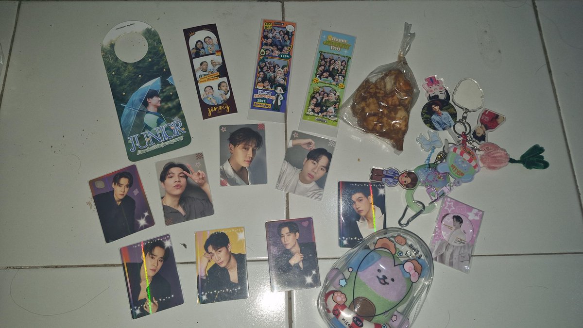 lautbulanjuni's tweet photo. Today's recap✨️
Berburu frame jimmy bday 3/5✅️
ft. Freebies batagor only for today by kak sya
#WishJimmyAllWell2025
#SeasonsOfJimmy
#LoveForInfinity
#LOVEISJIMMY https://t.co/ixgM51a2KC