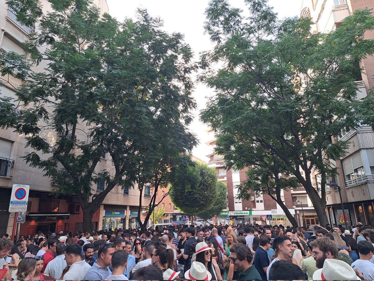 tuguiaoficial's tweet photo. #ferias #ciudadreal #Torreon #alfonsox #alcazar #fiestas #virgendelprado #vino #botellon #juerga esta ciudad me mata! Y la banda sonora...ahora mismo minerva a toda ostia! https://t.co/NNz55mMubQ