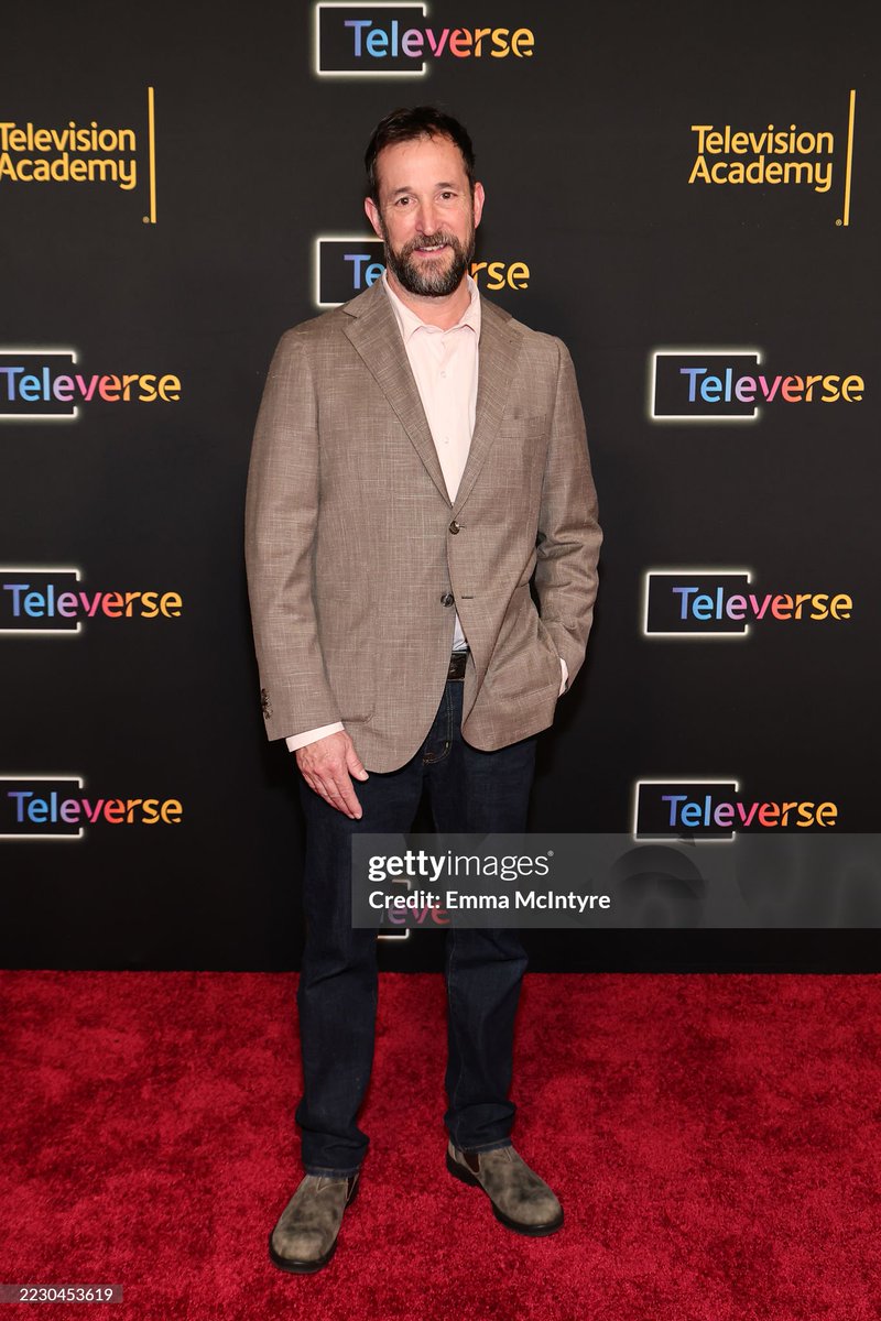 noah wyle looks stunning at the fyc pitt panel carpet