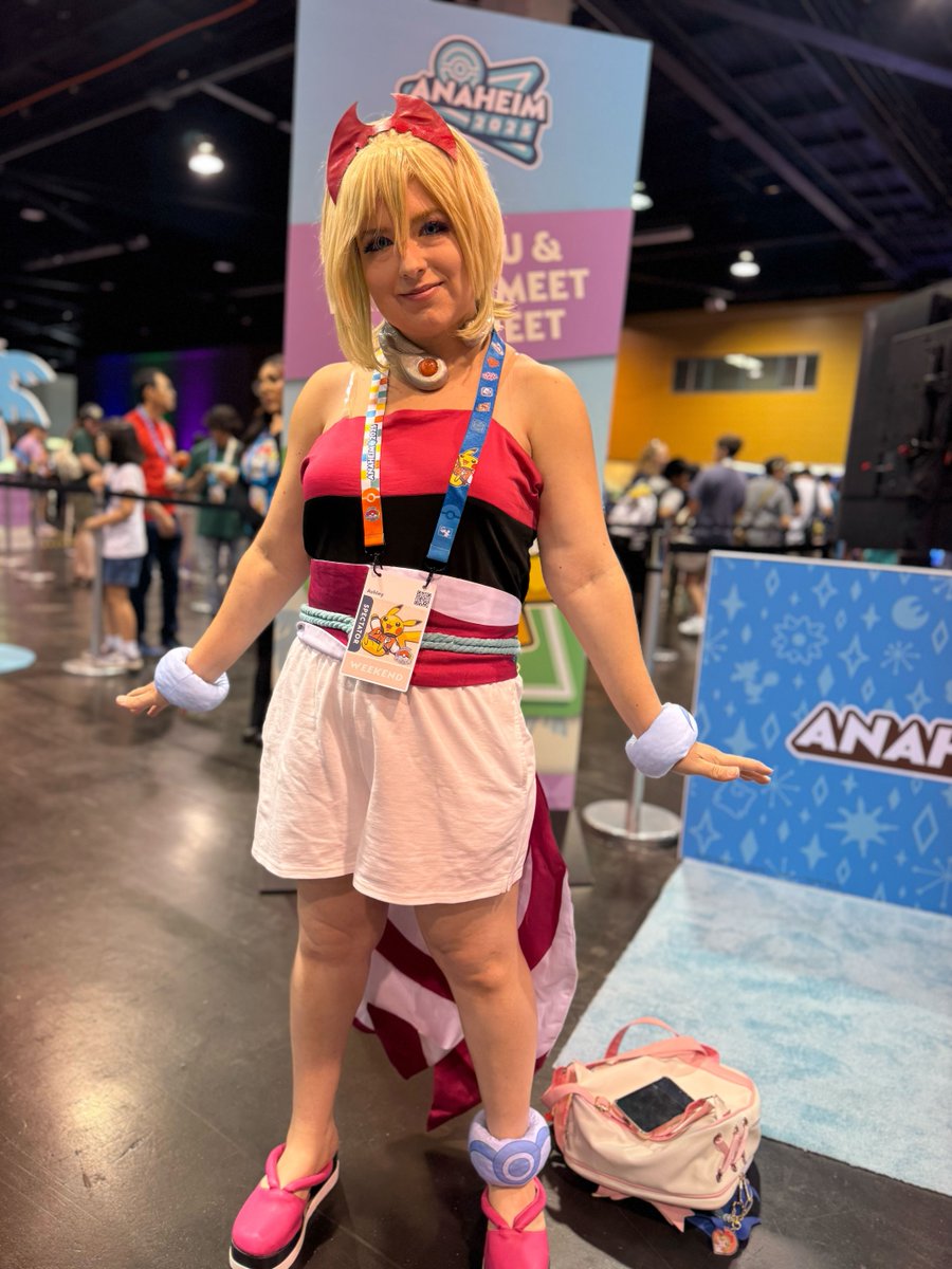 PokemonMasters's tweet photo. On a brief vacation from Pasio, we visited California, and it looks like Trainers are having a BLAST at #PokemonWorlds!

We even synced up with a few fabulous cosplayers!

Alymisu as Carmine
IDSpuds as Florian
AmperSanders as Larry
Palmtop_Kitty as Irida https://t.co/QqakrgKVJD