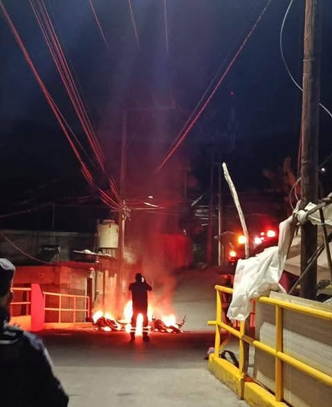 DigitaMorelos's tweet photo. Mientras el alcalde Israel Piña presume campaña en redes sociales, la violencia se recrudece en Temixco: tres jóvenes asesinados
Esta mañana fueron localizados los cuerpos de tres hombres de entre 18 y 20 años, maniatados, con lesiones en la cabeza y visibles huellas de violencia https://t.co/jGDX6G0bgf