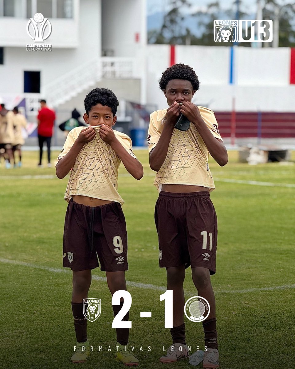 Victoria de LEONES 🔥 

Nuestros pequeños gigantes se impusieron por dos tantos a uno ante Vinotinto Ecuador. 👋⚽️ Jerson Molina y Elian Santacruz fueron los autores de los goles de Leones. 🙌🏻

#FormativasLFC #LeonesFC #U13 #VamosLeones🦁