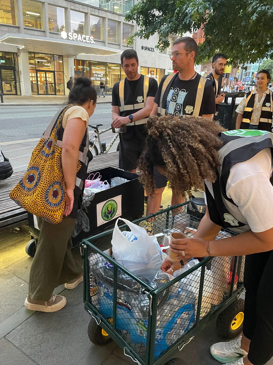 feed_manchester's tweet photo. There is so much to be learnt from each other, especially when we come from all walks of life. Many people on the street are ignored and overlooked so stopping and having a chat for 5 minutes can make all the difference. 💚 https://t.co/Cp1jFVLmwZ