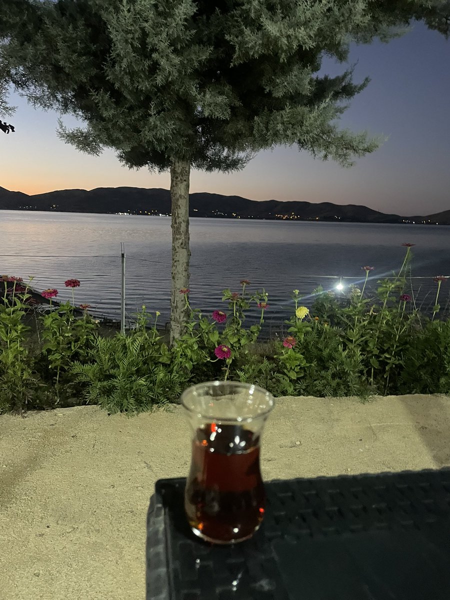 “Gün batarken sessizlikte değil, çayın buğusunda buldum kendimi.”
— Serdar Toptaş

#fenerinmaçıvartsl #LingOrmxWeiboCultureNight #NuNewDreamCatcherInMacau