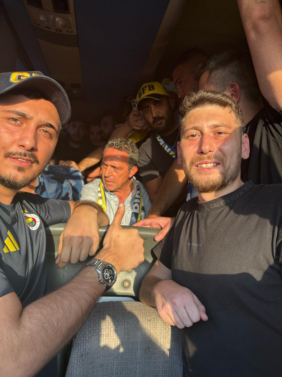 Fenerbahce's tweet photo. Sen ben yok, Fenerbahçe var!

Başkanımız ve Yönetim Kurulu Üyelerimiz, Büyük Taraftarımızla birlikte stat yolunda! https://t.co/2LTVfEZW7h