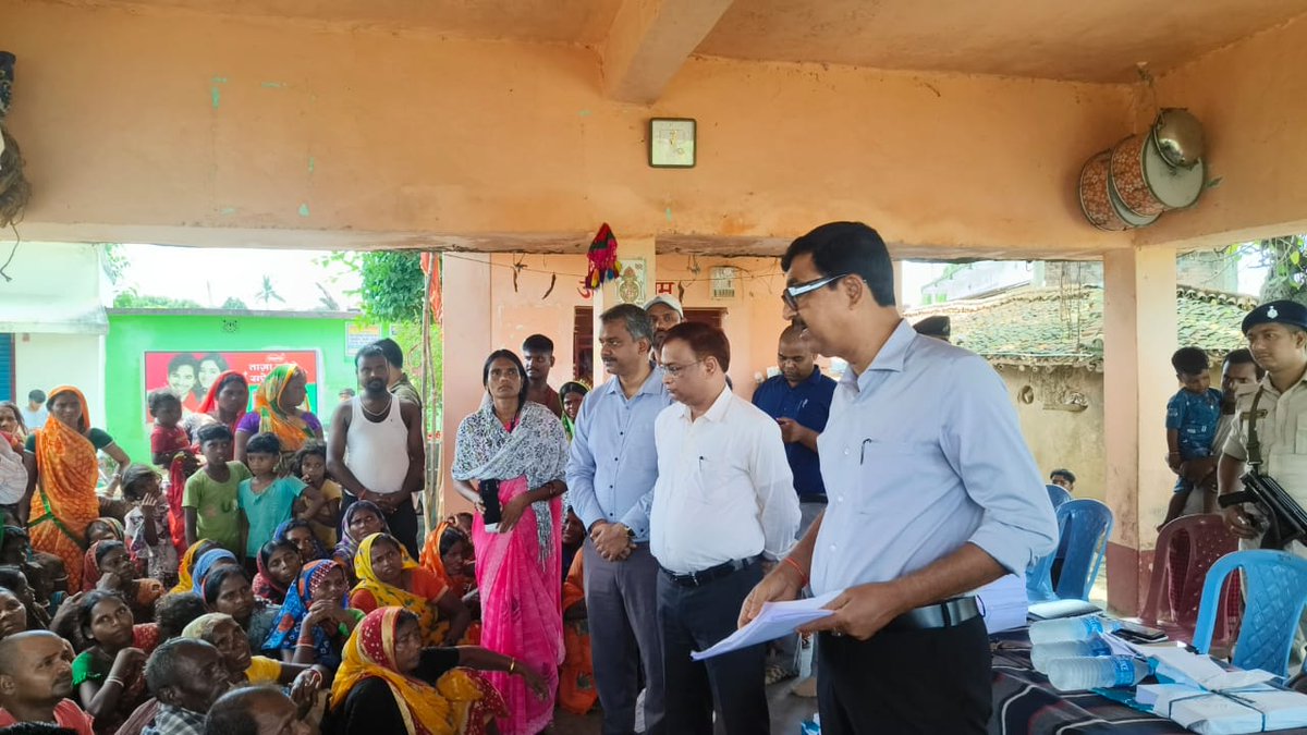 District_Jamui's tweet photo. *भू-अभिलेखों को अद्यतन करने हेतु आज 16 अगस्त से शुरू हुआ “राजस्व महाअभियान”* 
       
                          जिलाधिकारी श्री नवीन स्वयं अभियान की कर रहे है,मॉनिटरिंग। जमुई अंचल एवं रायपुरा पंचायत खैरा अंचल में जाकर लिया स्थिति का जायजा। https://t.co/8QHv63MRAg