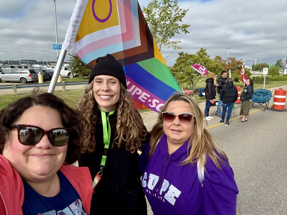 Lesley_NDP's tweet image. ✈️✊ Proud to stand in solidarity with Air Canada flight attendants on the picket line at Edmonton International Airport this morning.
Enough is enough — work without pay is criminal. No More Unpaid Work! 

When we fight, we win! 💪🔥

#Solidarity #AirCanada #WorkersUnite