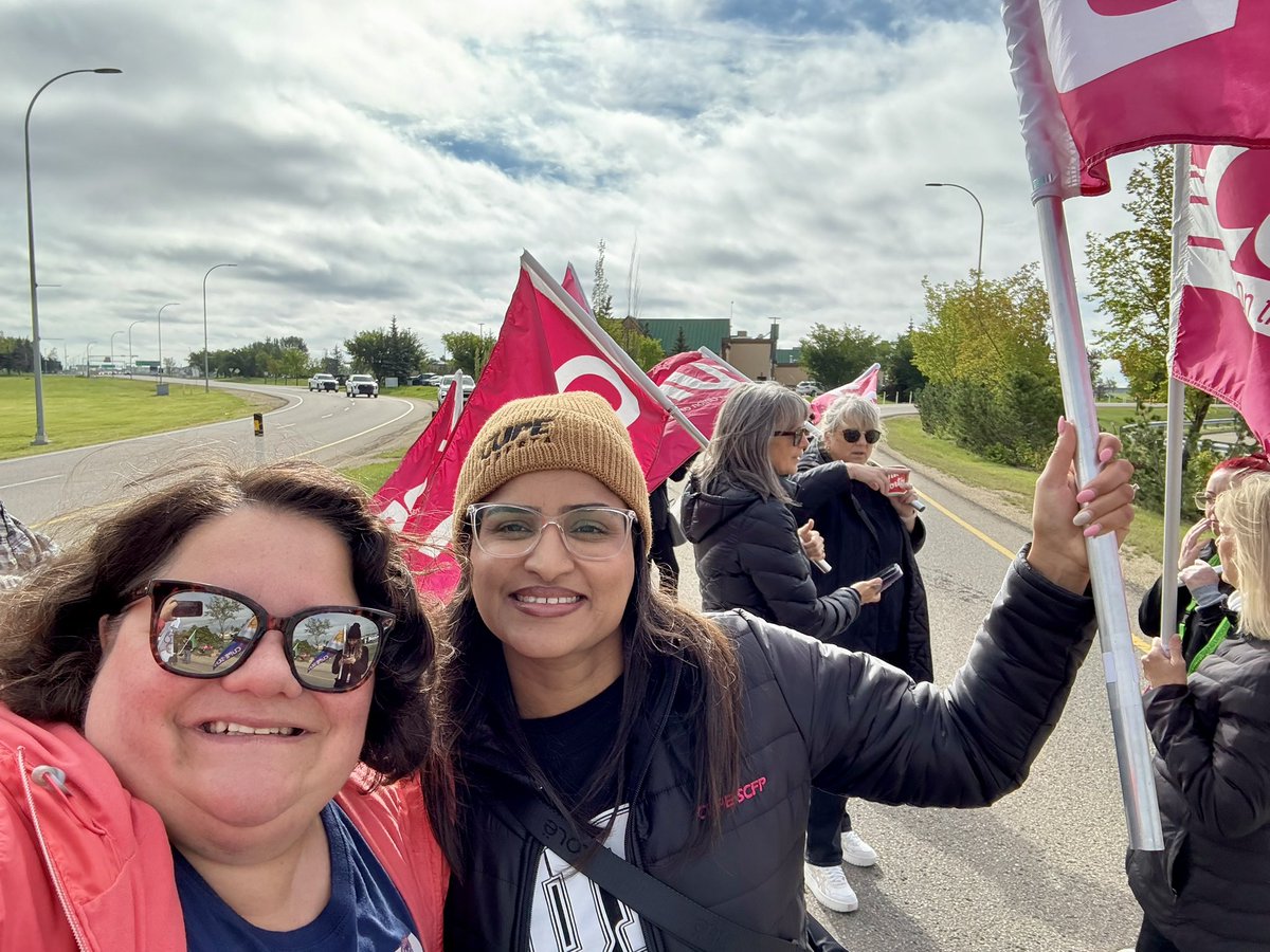 Lesley_NDP's tweet image. ✈️✊ Proud to stand in solidarity with Air Canada flight attendants on the picket line at Edmonton International Airport this morning.
Enough is enough — work without pay is criminal. No More Unpaid Work! 

When we fight, we win! 💪🔥

#Solidarity #AirCanada #WorkersUnite