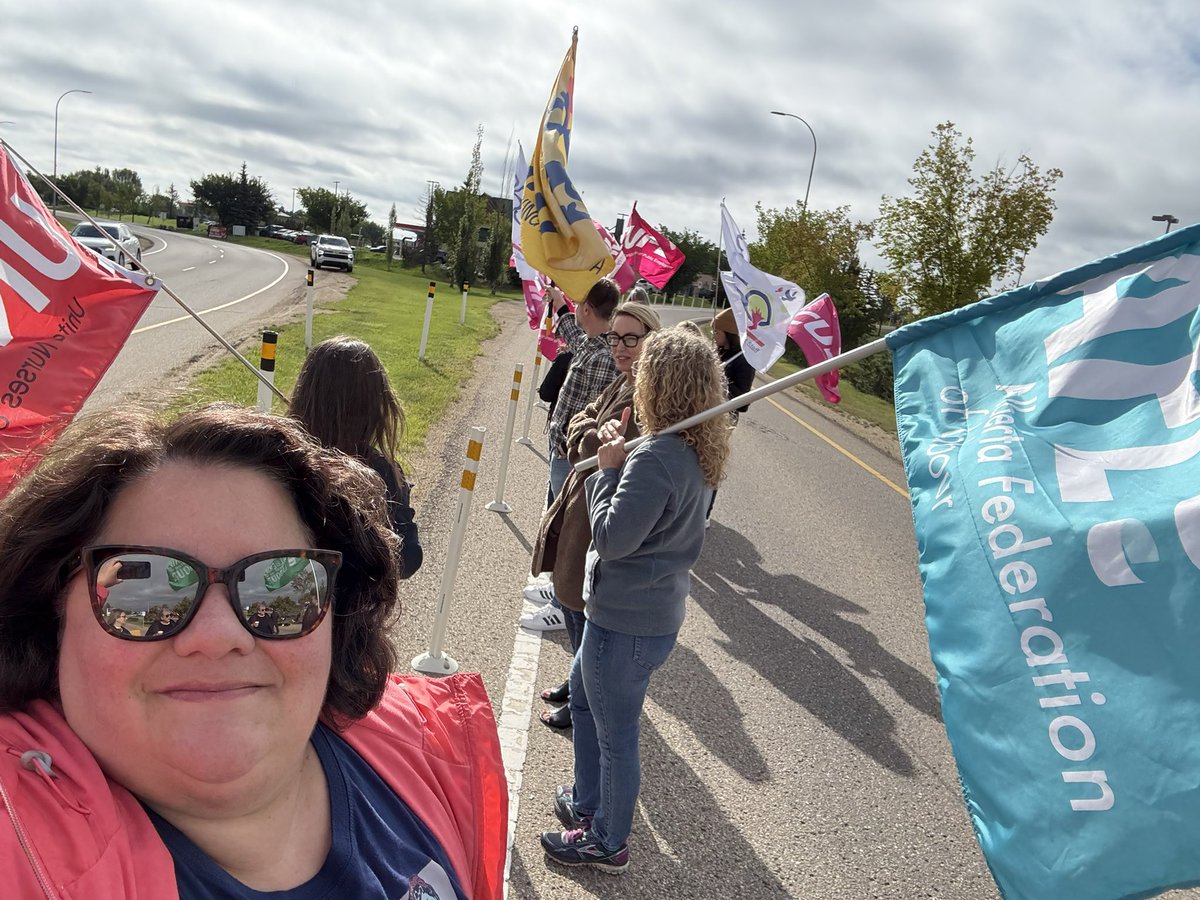 Lesley_NDP's tweet image. ✈️✊ Proud to stand in solidarity with Air Canada flight attendants on the picket line at Edmonton International Airport this morning.
Enough is enough — work without pay is criminal. No More Unpaid Work! 

When we fight, we win! 💪🔥

#Solidarity #AirCanada #WorkersUnite
