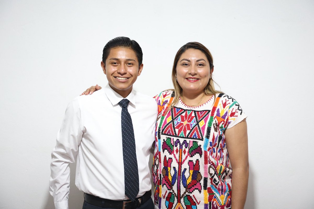 ¡Las juventudes tienen iniciativa! 

Abdiel es un joven oaxaqueño, entusiasta y trabajador, actualmente participa en el grupo de voluntarios #ASEZWAO; tuve el gusto de saludarlo y conocer las actividades y proyectos que realizan en busca del bienestar comunitario. 

#DT