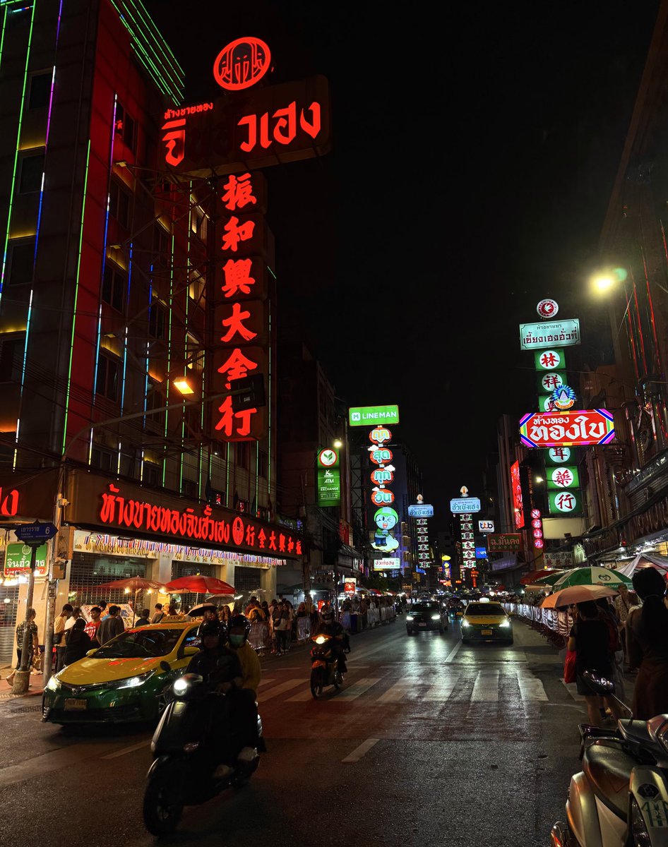 Layyjam_'s tweet photo. Bangkok by night https://t.co/mvWCCkkd48