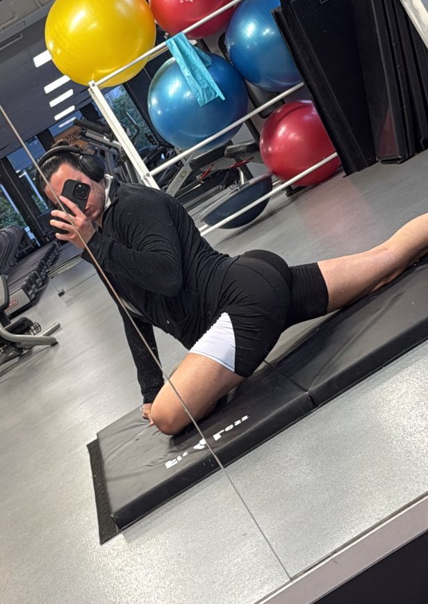 my first locked work out in tight spandex… It felt so right, and I felt cute af 🙈💛🐶