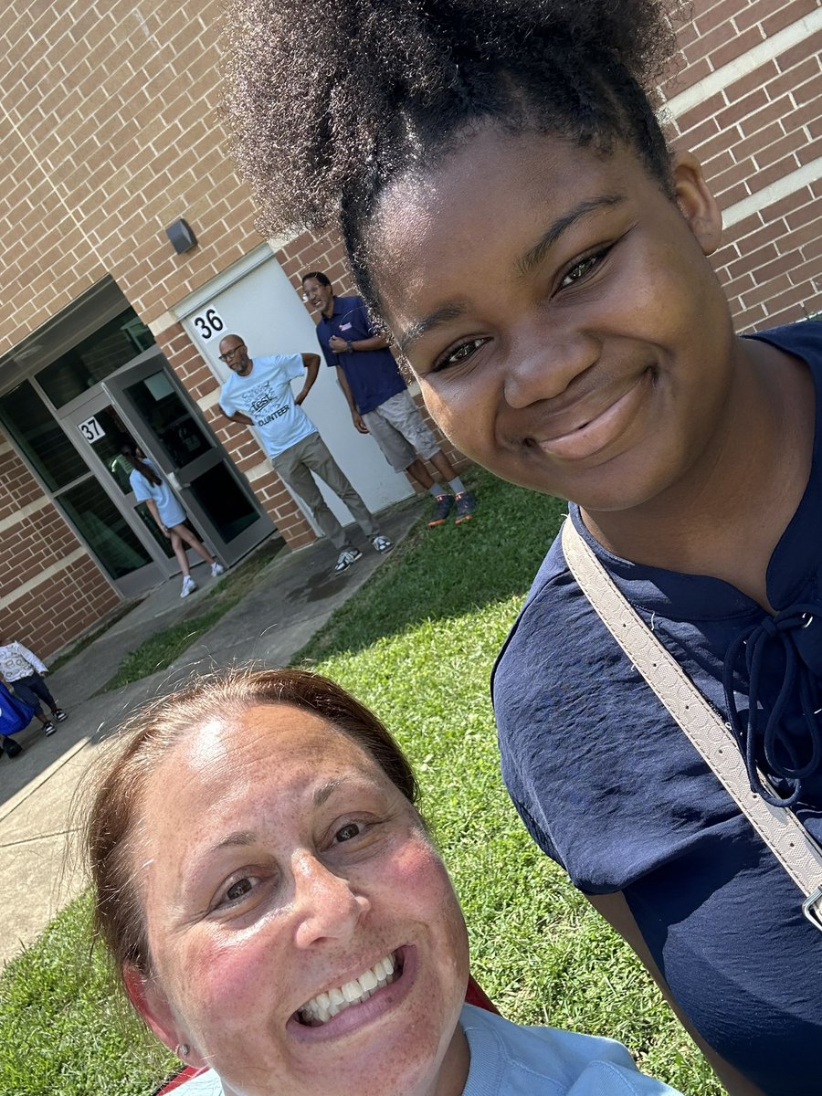 FMS_BCPS's tweet photo. Our Community School Facilitator @JameeEspinoza spent the morning volunteering at #BCPSFest today and ran into a few familiar faces! #TeamFMS! π @SchifferB https://t.co/jp1rJR765H