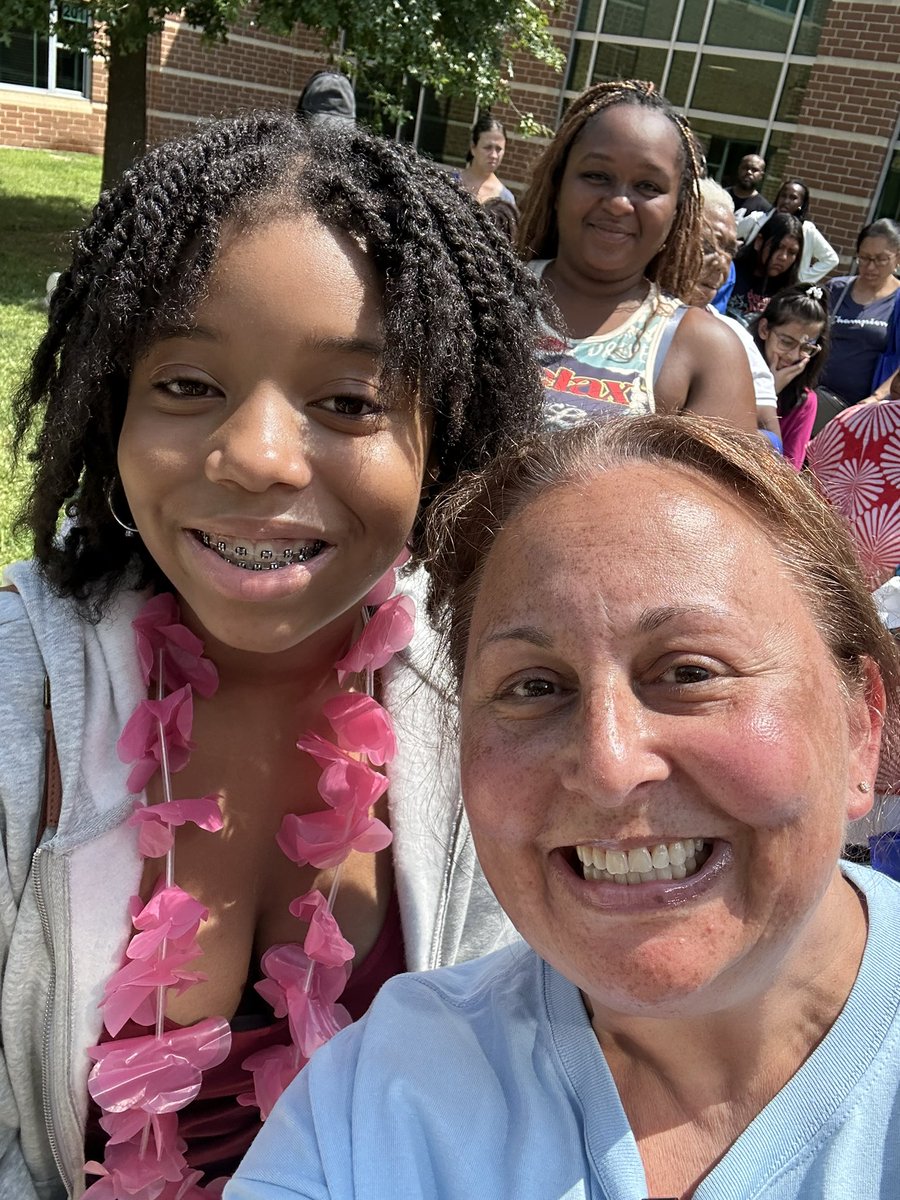 FMS_BCPS's tweet photo. Our Community School Facilitator @JameeEspinoza spent the morning volunteering at #BCPSFest today and ran into a few familiar faces! #TeamFMS! π @SchifferB https://t.co/jp1rJR765H