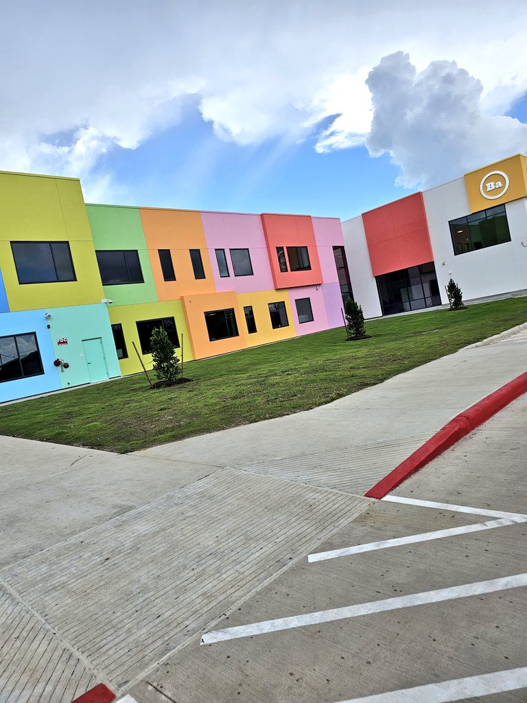 Meet and Greet the Teachers in the kids' new campus. 

Their new school building is so beautiful 😍
