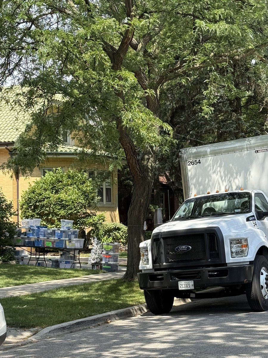 ToshChandy's tweet photo. @filming_chicago 10406 s Oakley filming a movie today and tomorrow.  Any idea name?? https://t.co/C7beCuMgc4