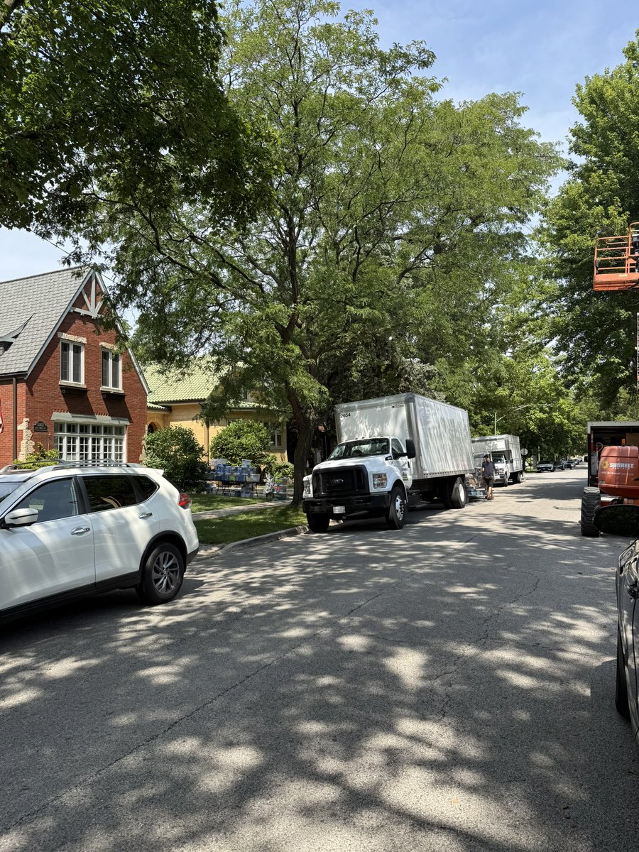 ToshChandy's tweet photo. @filming_chicago 10406 s Oakley filming a movie today and tomorrow.  Any idea name?? https://t.co/C7beCuMgc4
