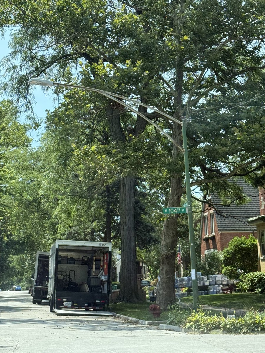 ToshChandy's tweet photo. @filming_chicago 10406 s Oakley filming a movie today and tomorrow.  Any idea name?? https://t.co/C7beCuMgc4
