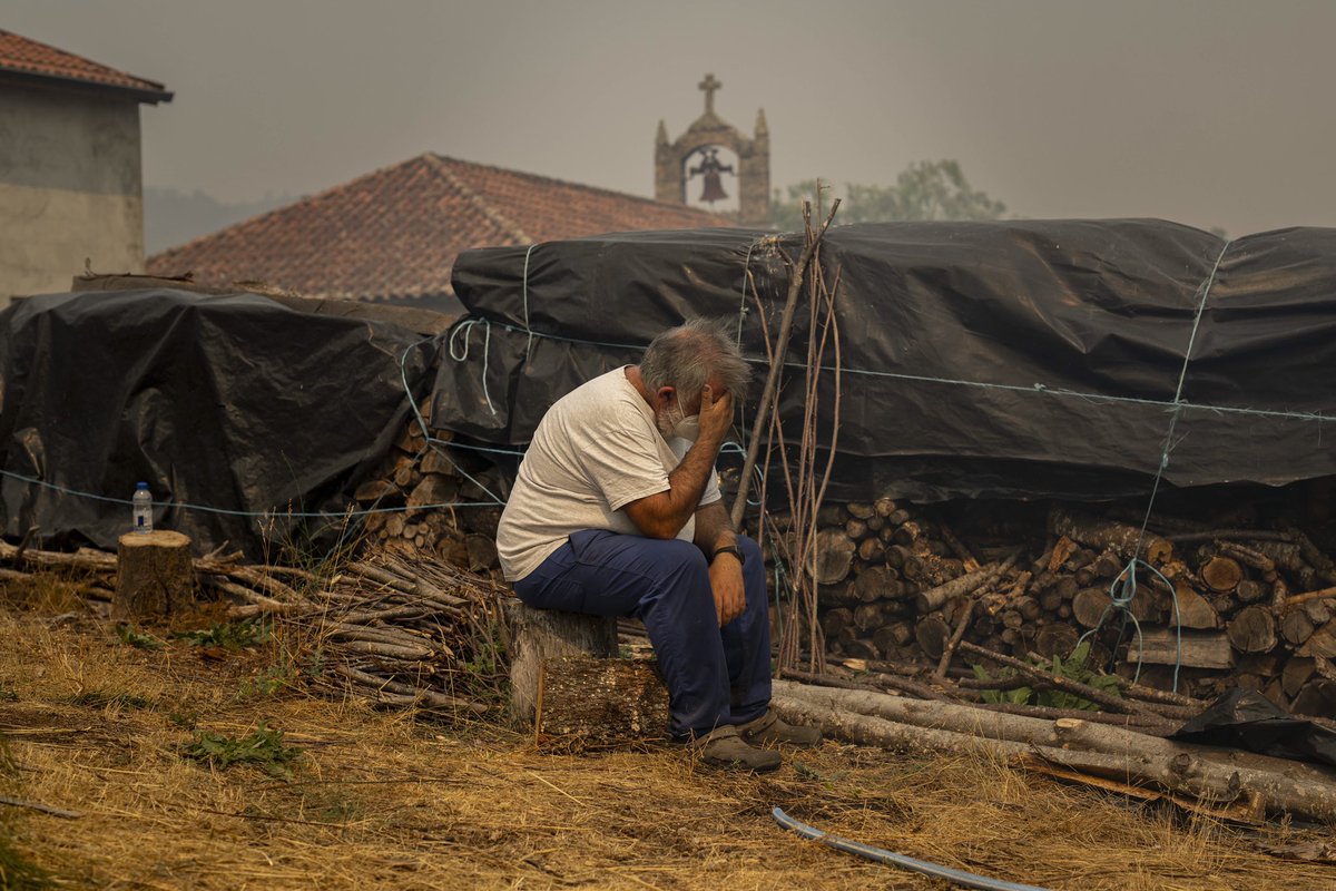 Monikvl's tweet photo. Pero que tolemia é esta? Focos e focos por cada recuncho de toda Galicia. Habera tempo de opinar e sentenciar. Esgotada anímicamente, coa alma rota. Grazas e azos a aqueles que loitan en cada punto. E aos medios e fotógrafos que si nos achegan o que acontece
📷@brais_lorenzo https://t.co/dcuTFg6vYm