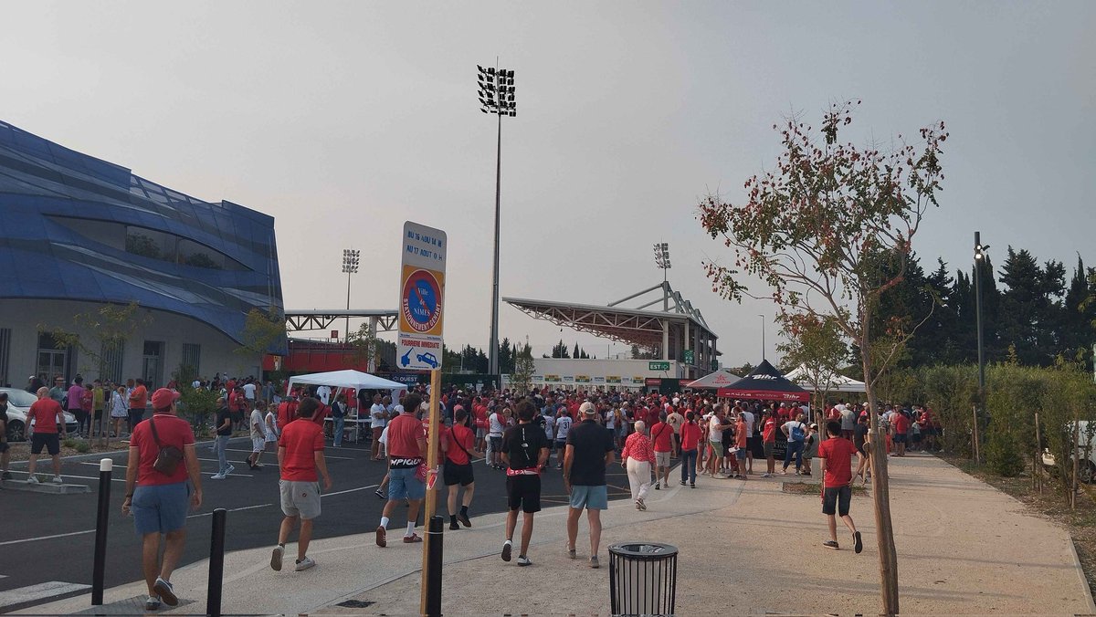 nationalfoot_'s tweet image. 𝗣𝗹𝘂𝘀 𝗱𝗲 𝟱𝟬𝟬𝟬 𝘀𝗽𝗲𝗰𝘁𝗮𝘁𝗲𝘂𝗿𝘀 𝘀𝗼𝗻𝘁 𝗽𝗿𝗲́𝘀𝗲𝗻𝘁𝘀 𝗮𝘂𝗷𝗼𝘂𝗿𝗱'𝗵𝘂𝗶 𝗮̀ 𝗡𝗶̂𝗺𝗲𝘀 𝗽𝗼𝘂𝗿 𝗹𝗲 𝗺𝗮𝘁𝗰𝗵 𝗰𝗼𝗻𝘁𝗿𝗲 𝗟𝗶𝗺𝗼𝗻𝗲𝘀𝘁 ! 🏟

Des chiffres qu'on avait plus vu à Nîmes depuis les années en Ligue 2 ! 🥹 

📸 @Parisstudio5