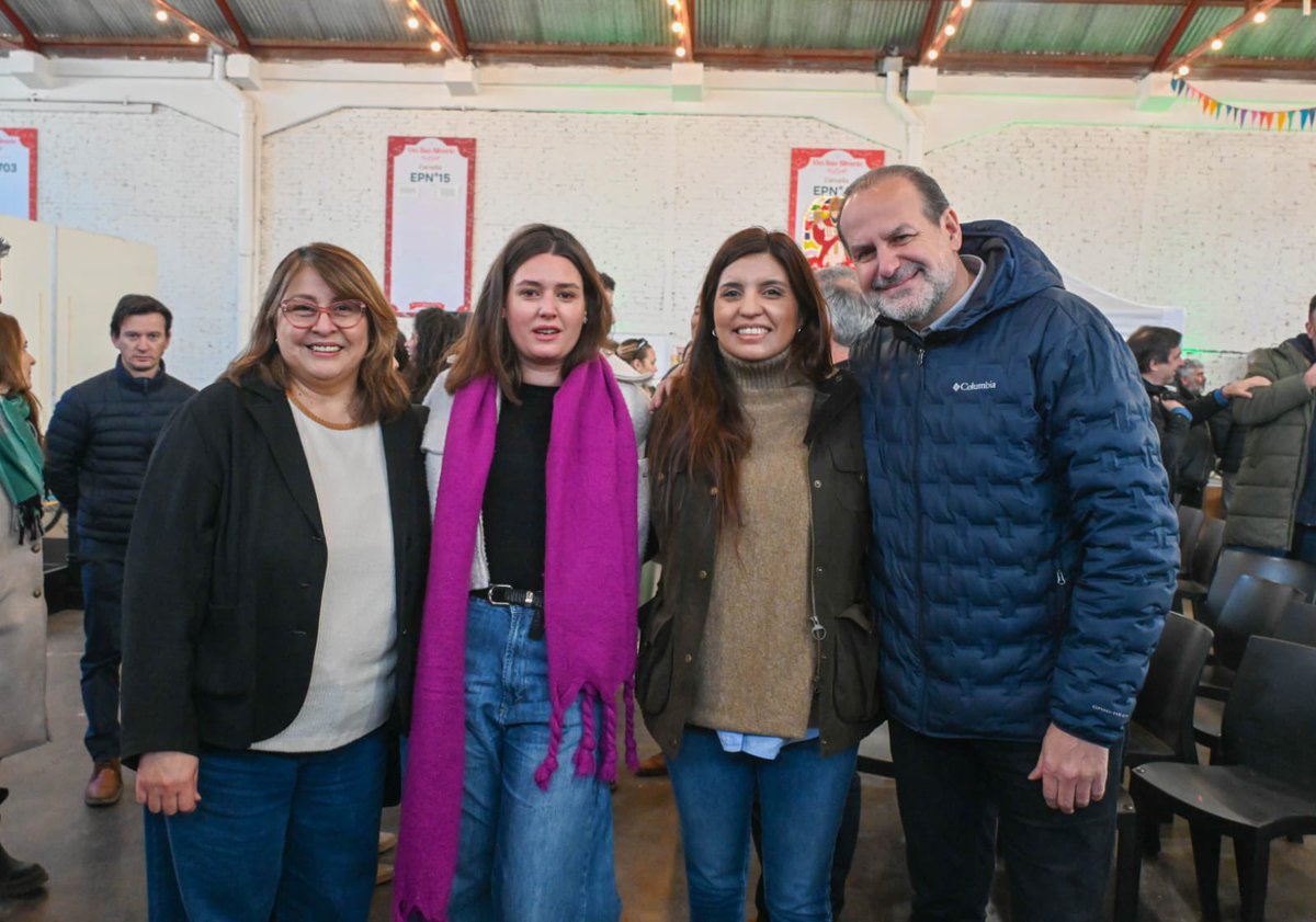 FlorMolini's tweet photo. 🌱 Inversión para un presente y futuro más verde

Junto al intendente @fsusbielles compartimos la entrega de equipamiento realizada por la ministra de Ambiente @danyvilar, que fortalece programas como Bahía Recicla, Huertas de la Ciudad y Educación Ambiental. https://t.co/gFzY5SKYVl