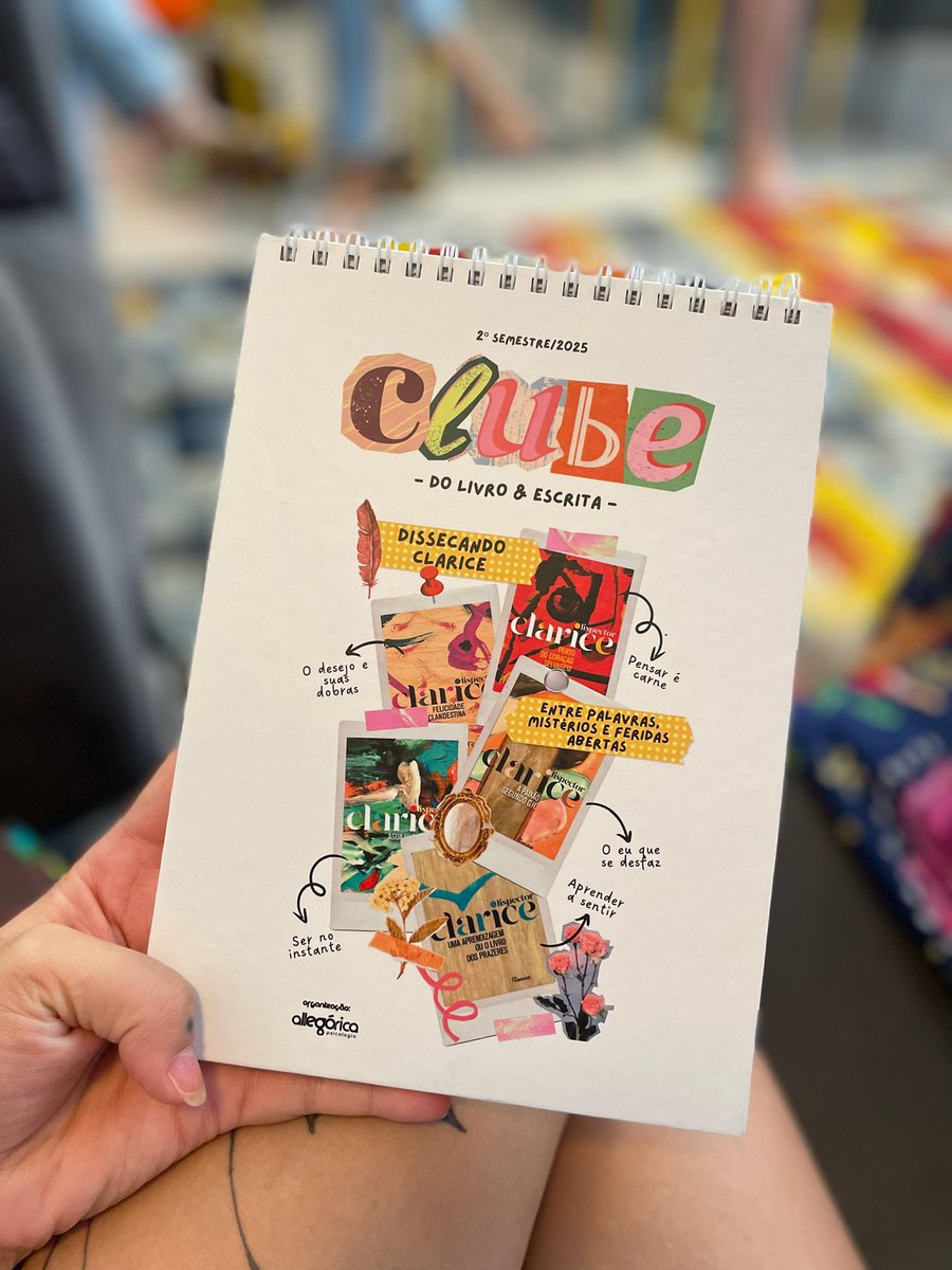 allegoricapsi's tweet photo. Hoje tivemos o primeiro encontro do Clube do Livro & Escrita: Dissecando Clarice, inaugurado com Perto do Coração Selvagem. ❤️‍🔥

Foi um encontro agraciado, em que cada percepção singular se somava, revelando como a leitura em conjunto amplia a experiência. Ler a obra de Clarice é ser atravessada pelo corpo todo. O romance, escrito em fluxo de consciência, rompe a linearidade e cria uma personagem atemporal. Gigante. Malfeita. Bela. Livre. E selvagem.

Joana surge em sua infância, na relação com o pai, e carrega ao longo da narrativa a pergunta que ecoa como destino: o que será dessa menina? A cada página, descobrimos uma mulher que se aproxima de si mesma em mergulhos profundos, movida pela procura de algo que parece sempre escapar. Sua trajetória revela coragem, risco, insatisfação; e a angústia como afeto que não mente, mas que mobiliza.

Trata-se, afinal, da história de uma mulher desejante. Uma vida que se desdobra entre infância, juventude e maturidade, sempre atravessada pela intensidade de existir.

Perto do Coração Selvagem nos convoca a esse lugar de estranhamento (nosso estado de ser estrangeiro e desconhecido por nós mesmas) e verdade que só a escrita de Clarice alcança. Fura. Fere. Arranha. Dilacera. Expande. E aprofunda. 

E você, ao se ler em Joana, também sente que procura algo sem saber exatamente o quê?

Ansiosa para a próxima obra e encontro. Nos vemos em setembro! ❤️‍🔥