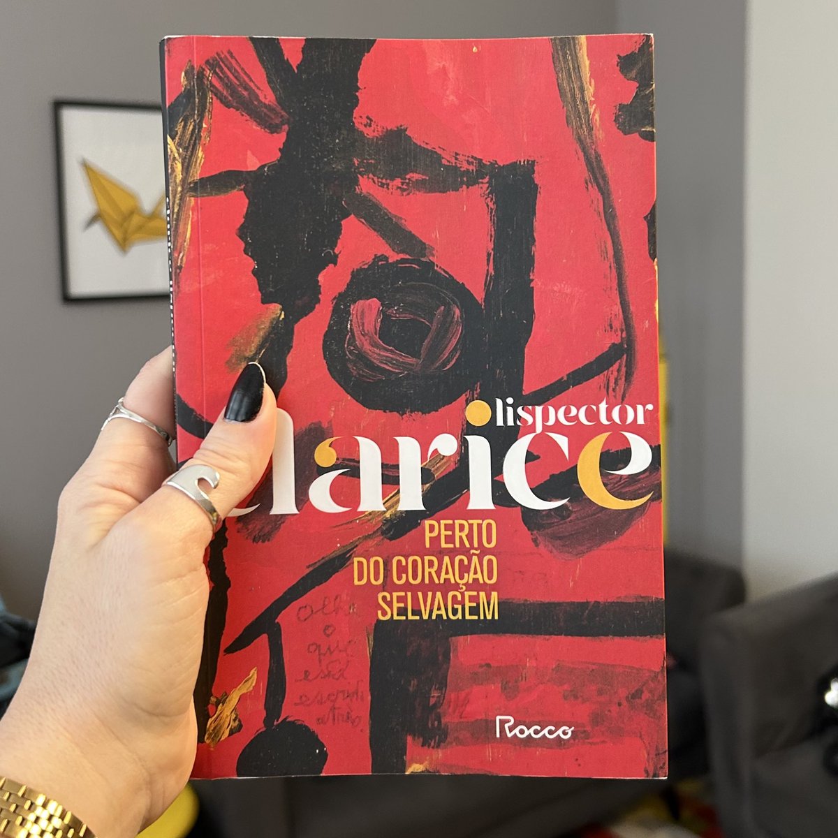 allegoricapsi's tweet photo. Hoje tivemos o primeiro encontro do Clube do Livro & Escrita: Dissecando Clarice, inaugurado com Perto do Coração Selvagem. ❤️‍🔥

Foi um encontro agraciado, em que cada percepção singular se somava, revelando como a leitura em conjunto amplia a experiência. Ler a obra de Clarice é ser atravessada pelo corpo todo. O romance, escrito em fluxo de consciência, rompe a linearidade e cria uma personagem atemporal. Gigante. Malfeita. Bela. Livre. E selvagem.

Joana surge em sua infância, na relação com o pai, e carrega ao longo da narrativa a pergunta que ecoa como destino: o que será dessa menina? A cada página, descobrimos uma mulher que se aproxima de si mesma em mergulhos profundos, movida pela procura de algo que parece sempre escapar. Sua trajetória revela coragem, risco, insatisfação; e a angústia como afeto que não mente, mas que mobiliza.

Trata-se, afinal, da história de uma mulher desejante. Uma vida que se desdobra entre infância, juventude e maturidade, sempre atravessada pela intensidade de existir.

Perto do Coração Selvagem nos convoca a esse lugar de estranhamento (nosso estado de ser estrangeiro e desconhecido por nós mesmas) e verdade que só a escrita de Clarice alcança. Fura. Fere. Arranha. Dilacera. Expande. E aprofunda. 

E você, ao se ler em Joana, também sente que procura algo sem saber exatamente o quê?

Ansiosa para a próxima obra e encontro. Nos vemos em setembro! ❤️‍🔥