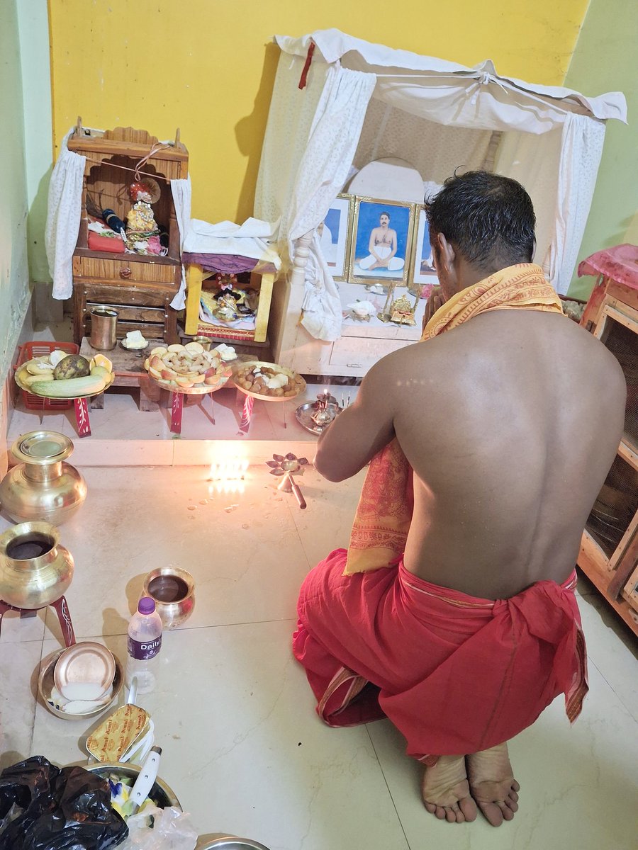 SubhasishDatta8's tweet photo. "ओम कृष्णाय वासुदेवाय हरये परमात्मने। प्रणतः क्लेशनाशाय गोविंदाय नमो नमः॥
हरे कृष्णा हरे कृष्णा कृष्णा कृष्णा हरे हरे,हरे राम हरे राम राम राम हरे हरे.
@KnowYourTemples 
@sanjayswadesh 
@vvmtripura 
@gomati_tripura https://t.co/RlCK8aZqd4