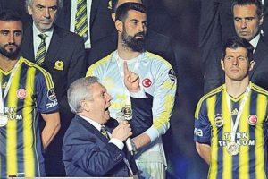 Aziz Yıldırım:   

"Paralı köpekler"