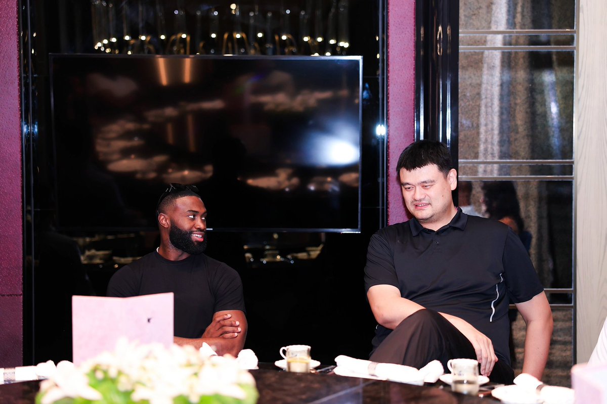 741Performance's tweet photo. An icon in Shanghai.
A legend in the game.
Respected across the world.
@FCHWPO x @YaoMing
The Frequency is global 🛸
#741Performance https://t.co/z9oimInwoe