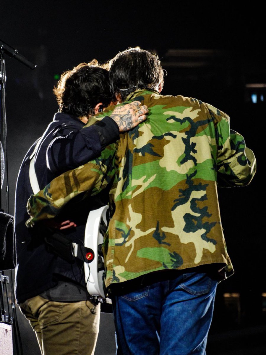 belltower_bat's tweet photo. “they avoid each other” “so awkward” “opposite ends of the stage” https://t.co/oYtEd5EMae