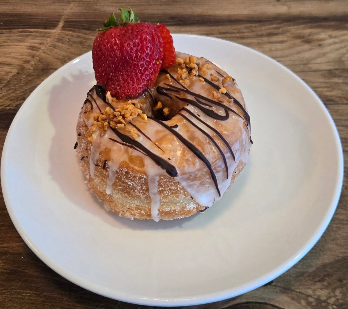 OriginalNFV's tweet photo. RP #SweetPeaBakeShop #sonoma
·
This weeka #cronut is banana split! Banana pastry cream filling, vanilla glaze, chocolate drizzle, strawberry and caramelized hazelnuts. Available all weekend! https://t.co/vT3mFIogfV