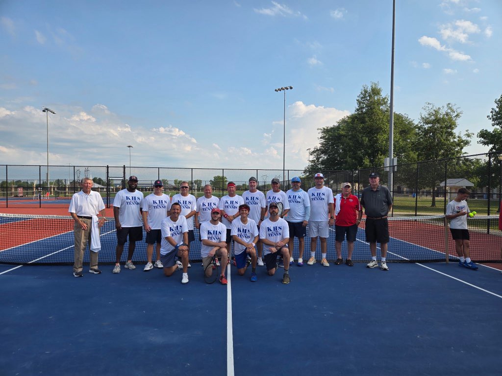 KHS_BoysTennis's tweet photo. Great turnout for our First Annual KHS Alumni Tennis Match! Special thanks to everyone who came out to support our Kats this morning! Lots of fun and looking forward to it next year!🎾🎾 @KHS_SID @KHS_AD @Kats_Principal #GetUpKats #legacymatters https://t.co/xWfOrCgFRh