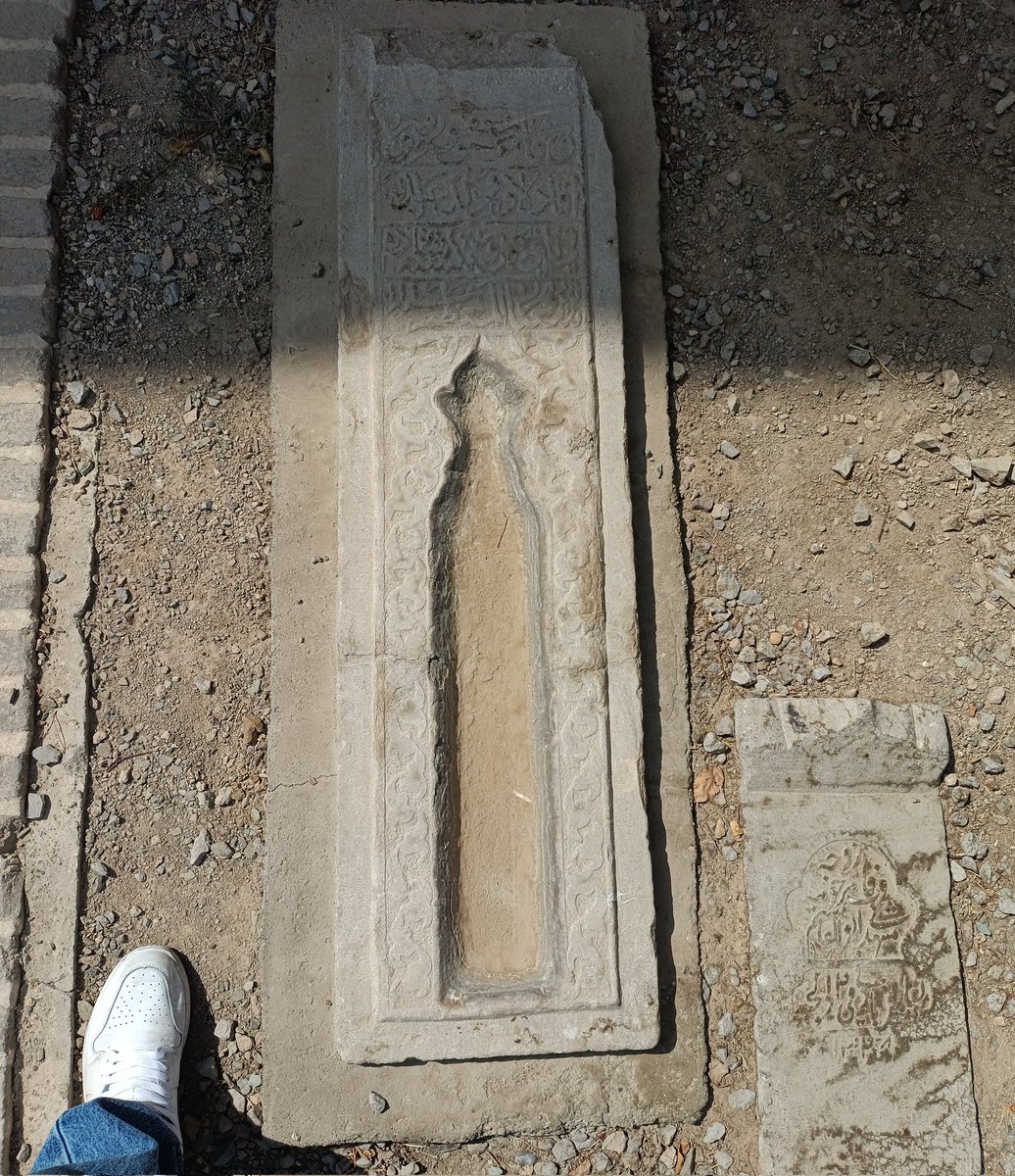 GenErwinRomel's tweet photo. این‌ها چیزیه که قبلا بهش می‌گفتن طشت‌آب و ایده رو از سنگ‌آب گرفته بودند و اگر با باران پر نمی‌شد، بازماندگان پر می‌کردند تا مرحوم که در قالب یک پرنده برمی‌گرده به این دنیا، از این آب بنوشه.
و خب مثل باقی چیزهای خوب این مرز و بوم، ول شده. https://t.co/CIQseaeiNX