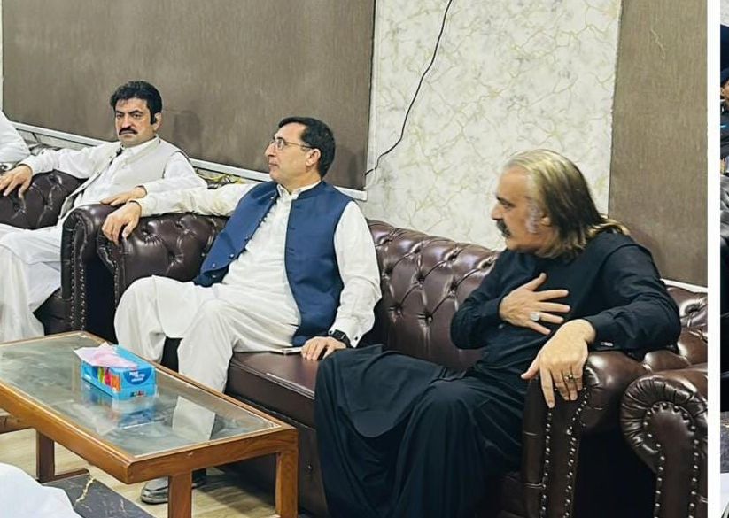 🚨🚨 ایک ایسے شخص کو (جس کو عمران خان پارٹی سے نکال چکے ہیں اور صبح شام علیمہ اپا پر گند  اچلتا ہے) پارٹی کے اتنے بڑے میٹنگ میں بٹھانا سمجھ سے باہر ہے