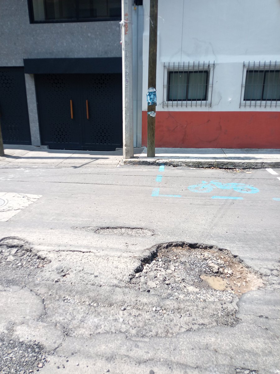 LeoAtilano's tweet photo. @AccionesBJ otro bache enorme, casi frente al num. 51 de empresa, en la col. San Juan https://t.co/sWwwYeY045