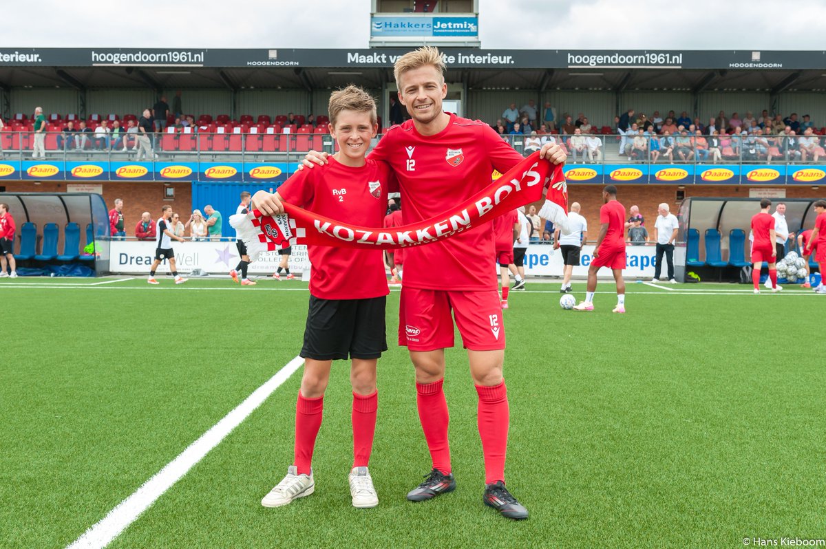 JKieboom's tweet photo. Joel de Keijzer van KB JO13-1 had een 2-0 winst voorspeld, na 45 minuten was het echter 0 - 2. Joel had zelf het voorbeeld gegeven door vanaf de aftrap Jaimy Schaap met een schuiver kansloos te laten. Gelukkig werd het een 4 - 3 voor Kozakken Boys. @KozakkenBoys @Kozsupp #kozijs https://t.co/ugvzfy7T43