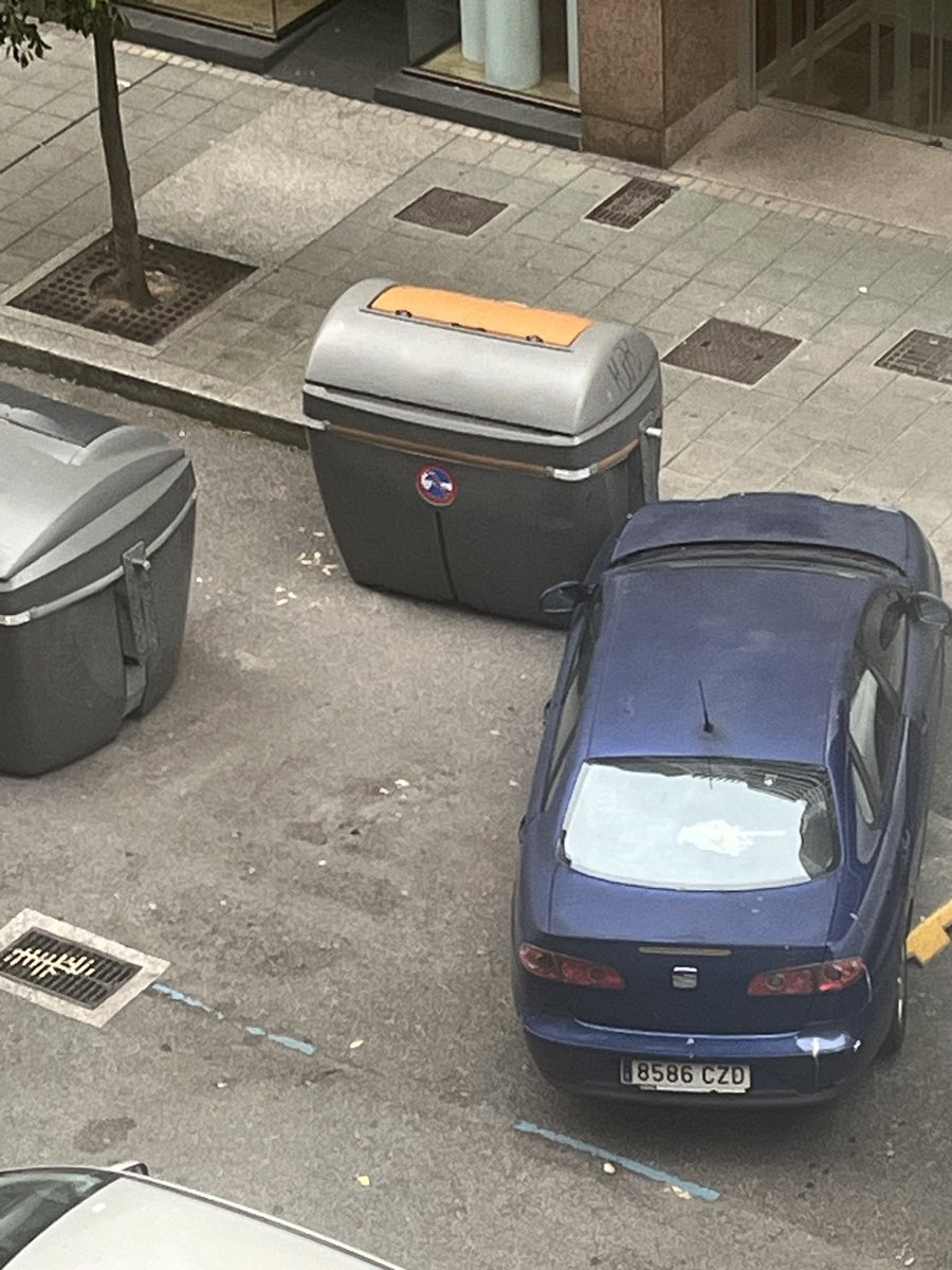 Fans_Male_LM's tweet photo. @GijonLocal en la calle Alfredo Truan a la altura del número 4

Maltratan mobiliario público con tal de aparcar 

@GijonBus @CarmenMoriyon https://t.co/2bDZxwo7uj
