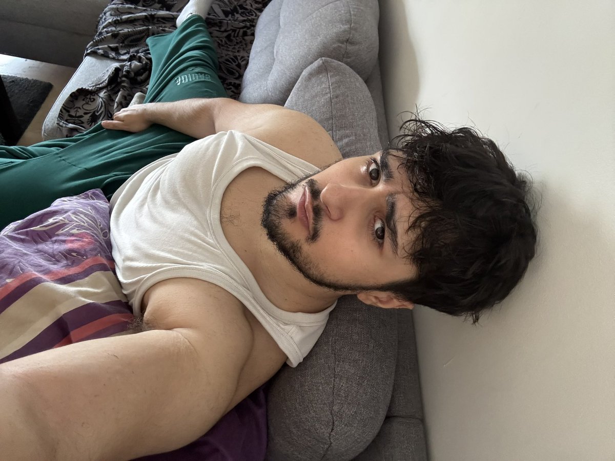 Adiliciious's tweet image. Turn around