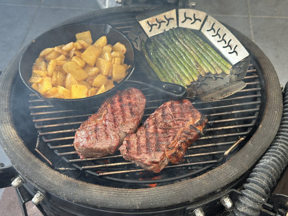 Wat is je ‘plicht’ na een dagje samen op de motor? Inderdaad, er moet ook gekookt worden.
Dus 2 forse entrecotes van pakweg 250-300 gr. uit Uruguay, aanvullen met groene asperges en piepers.
De tijd tijdens het koken maar doden met 🍺🥂. 
Hoe het smaakte? Verklap ik niet 😂.
