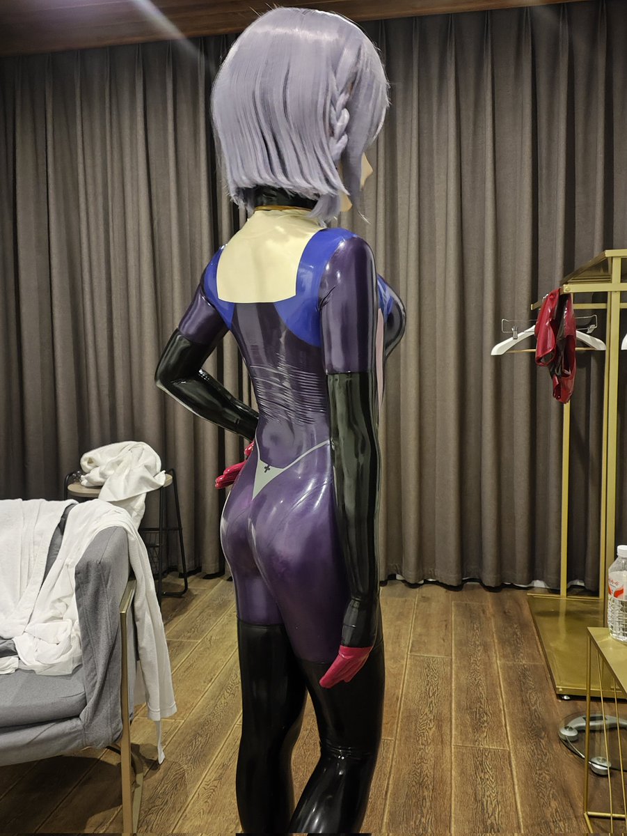 收的某位大佬的胶衣，感觉自己身材还挺适配的
#Kigurumi