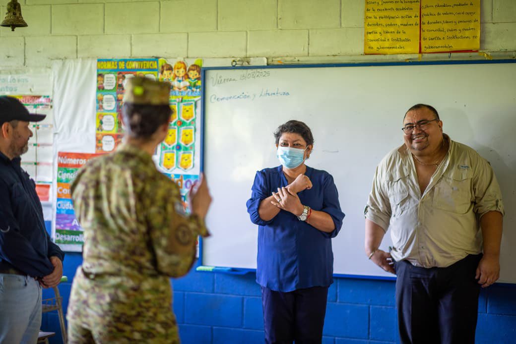 Ministerio de Educación (@educacionsv) on Twitter photo 📍 Centro Escolar Hacienda El Guayabal – San Miguel
La ministra <a href="/KarlaETrigueros/">Karla Trigueros</a> visitó el centro junto a la directora y docentes para constatar directamente su estado.
Se identificaron techos con filtraciones, humedad en aulas, baños deteriorados y daños en la infraestructura 📍 Centro Escolar Hacienda El Guayabal – San Miguel
La ministra <a href="/KarlaETrigueros/">Karla Trigueros</a> visitó el centro junto a la directora y docentes para constatar directamente su estado.
Se identificaron techos con filtraciones, humedad en aulas, baños deteriorados y daños en la infraestructura