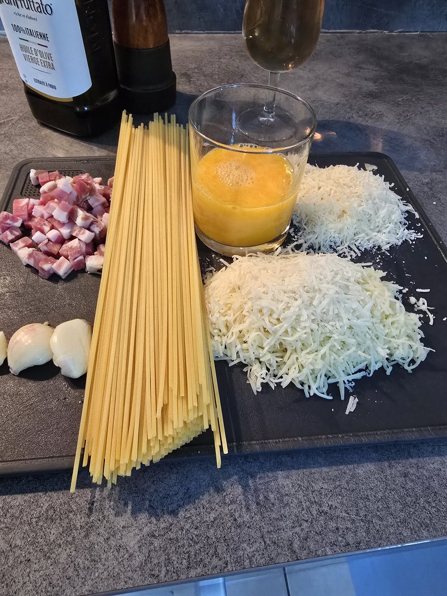 Gissa måltiden. 
Vinnaren får pengarna tillbaka.
Och nej, vitlöken får bara svettas med i ett par minuter.
#GuancialeÄrFörFattigaMänniskor